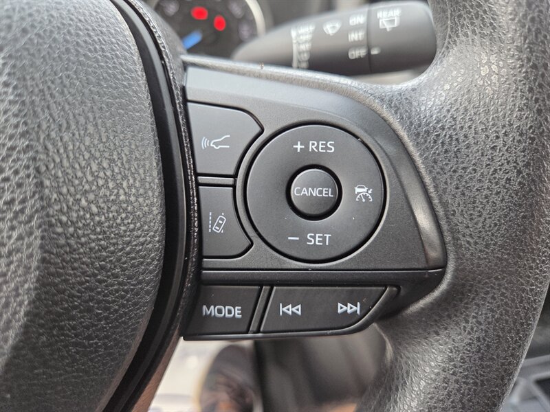 Used 2021 Toyota RAV4 LE AWD/4WD image 15