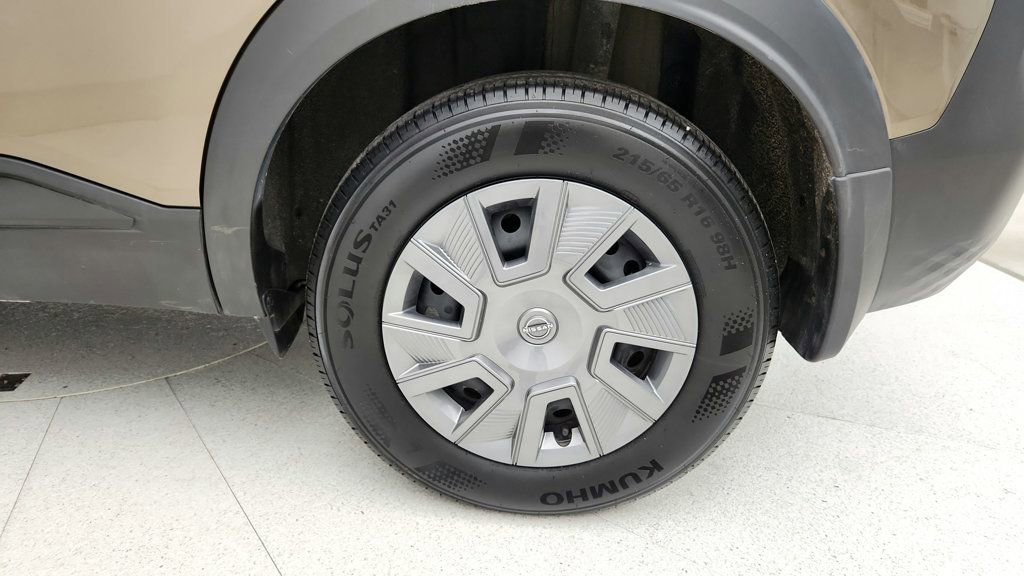 Used 2025 Nissan Kicks S image 9