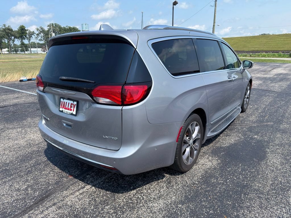 Used 2017 Chrysler Pacifica Limited w/ Advanced Safetytec Group FWD image 16