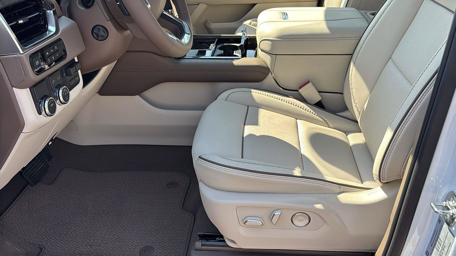 New 2026 GMC Yukon XL Denali w/ Denali Reserve Package image 13