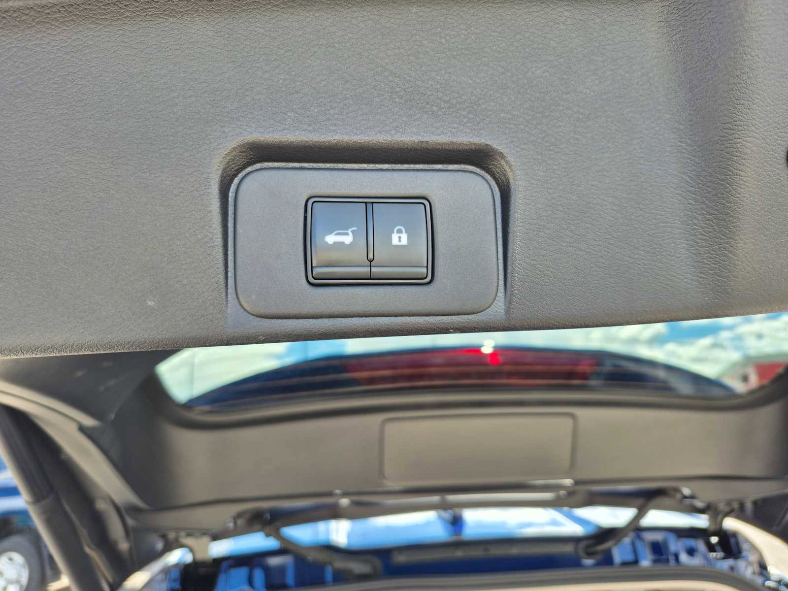 Used 2025 Nissan Rogue SV image 6