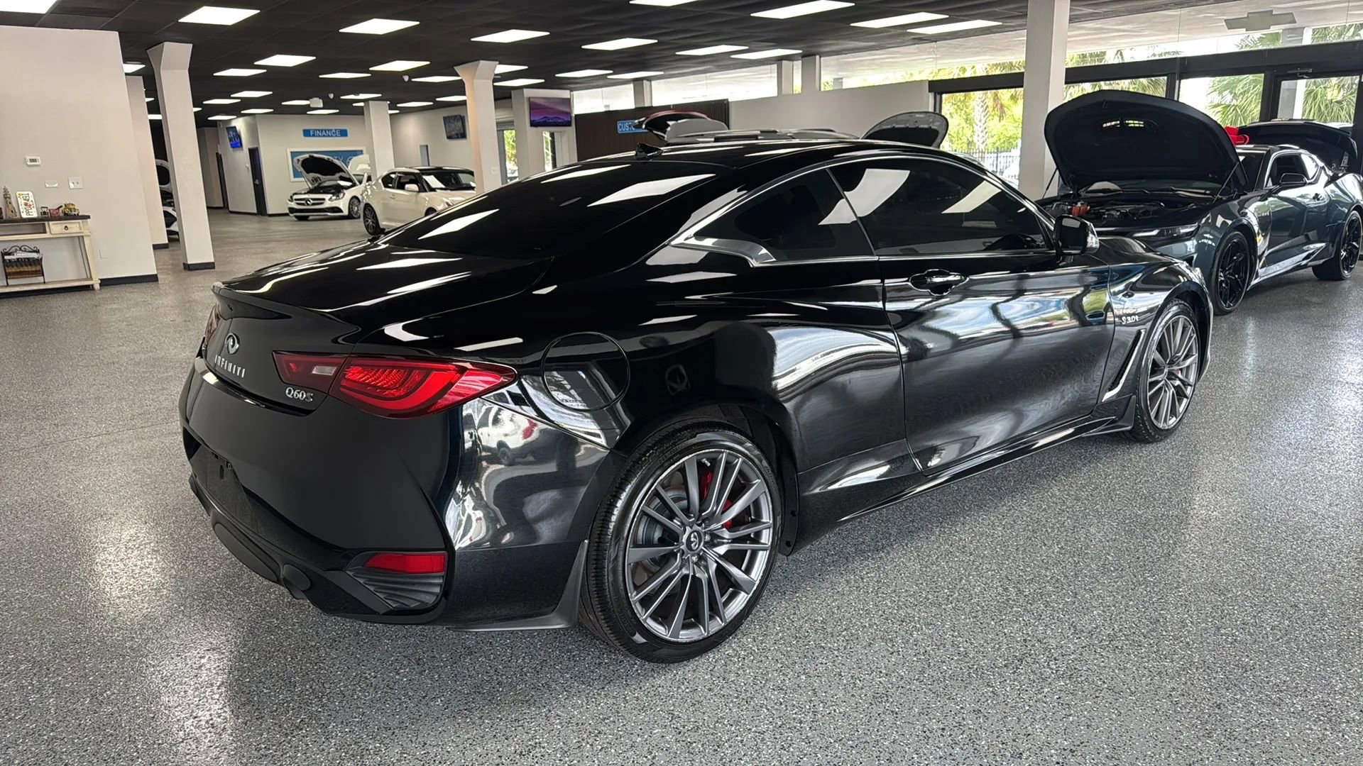 Used 2017 INFINITI Q60 Red Sport 400 AWD/4WD image 4