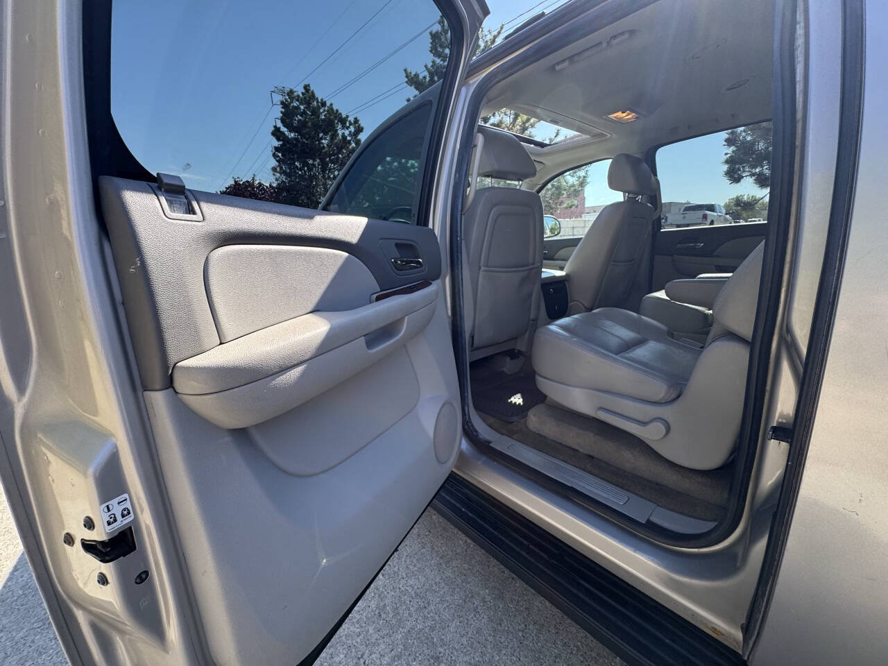 Used 2007 Chevrolet Suburban LT w/ LT Preferred Equipment Group AWD/4WD image 13