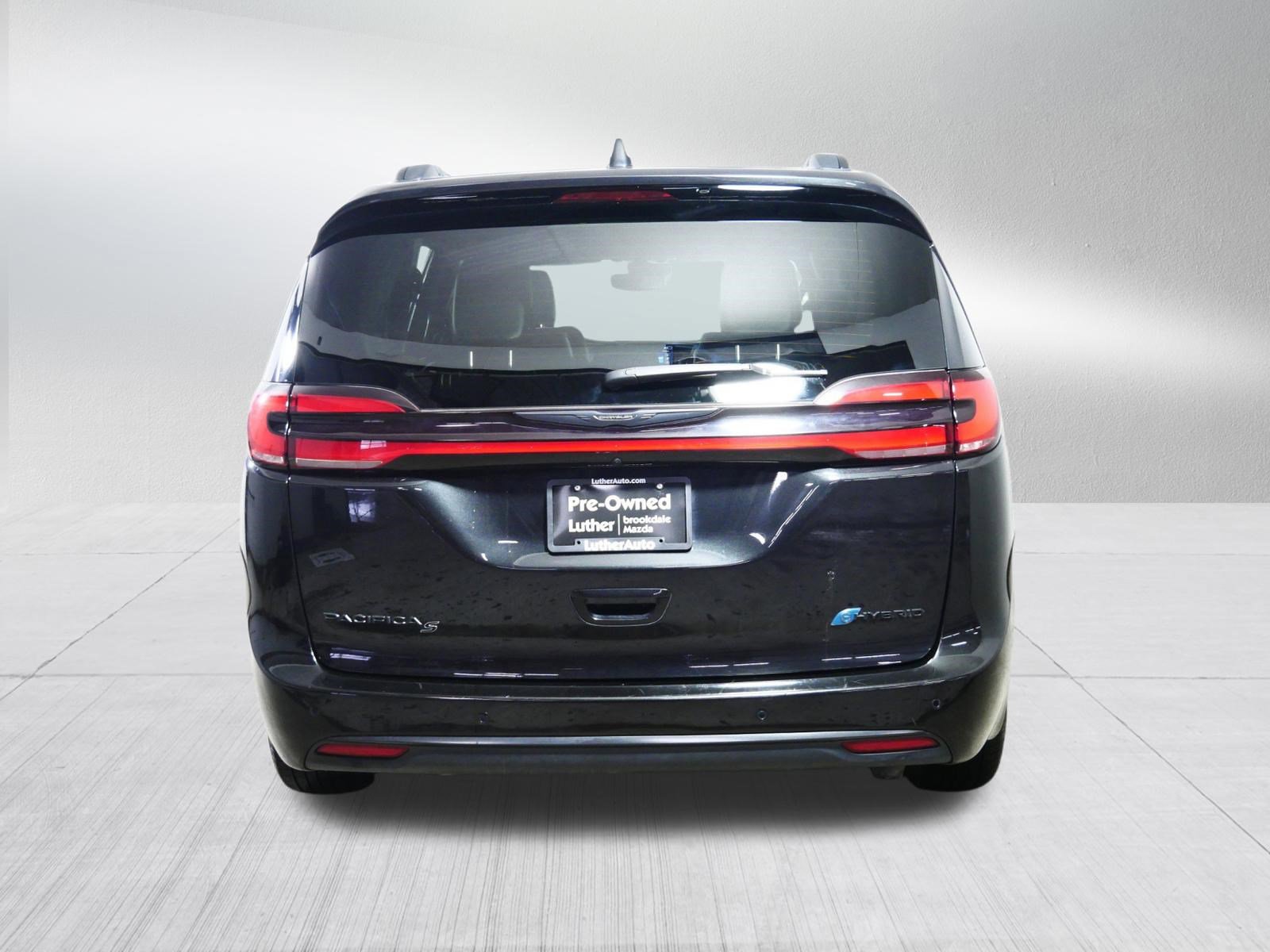 Used 2024 Chrysler Pacifica Premium FWD image 6