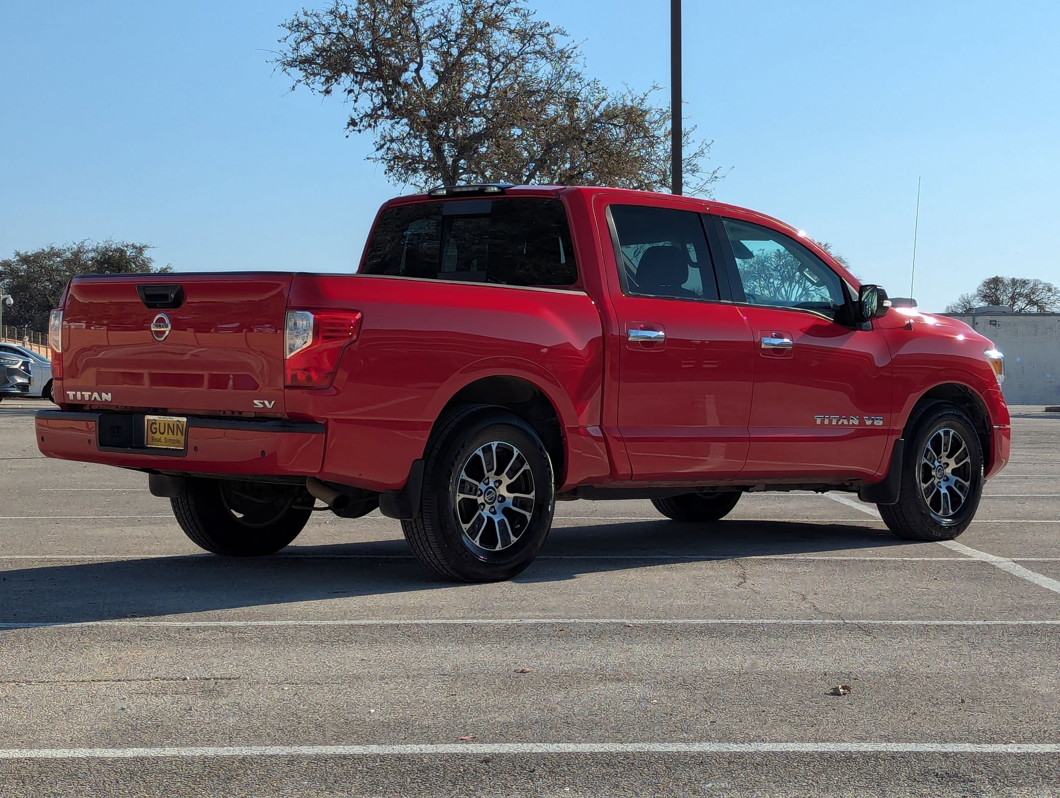 Used 2020 Nissan Titan SV image 4