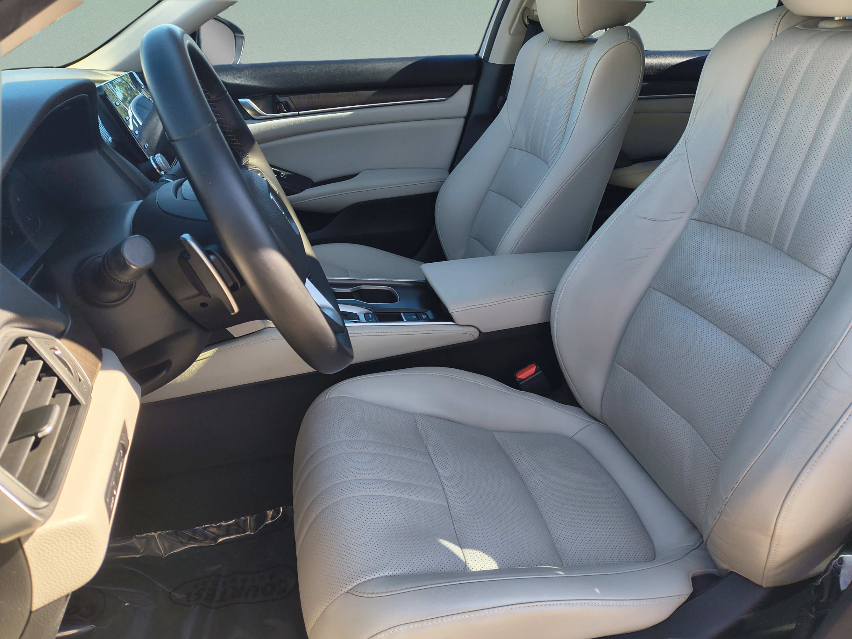 Used 2018 Honda Accord Touring image 18
