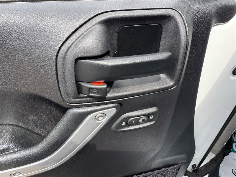 Used 2015 Jeep Wrangler Unlimited Rubicon AWD/4WD image 13