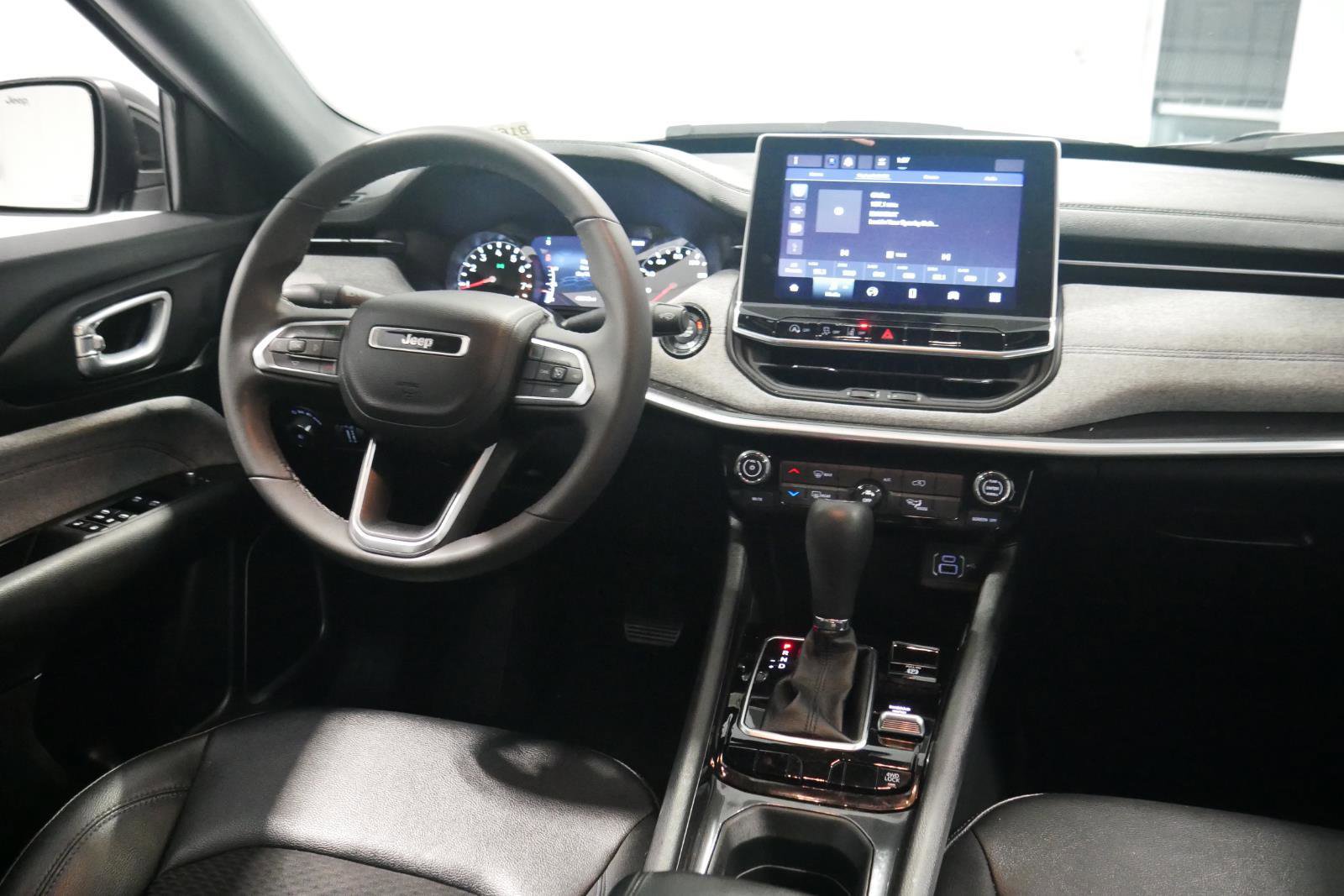 Used 2024 Jeep Compass Latitude image 18