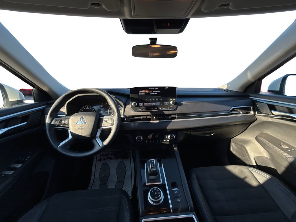 Used 2023 Mitsubishi Outlander SE image 16