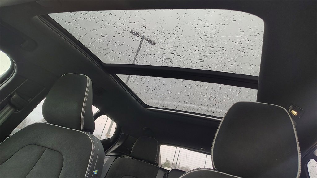 Used 2025 Volvo XC40 B5 Plus image 25