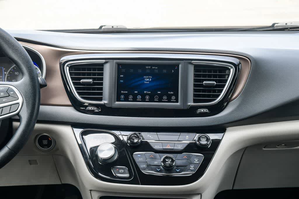 Used 2019 Chrysler Pacifica L FWD image 13