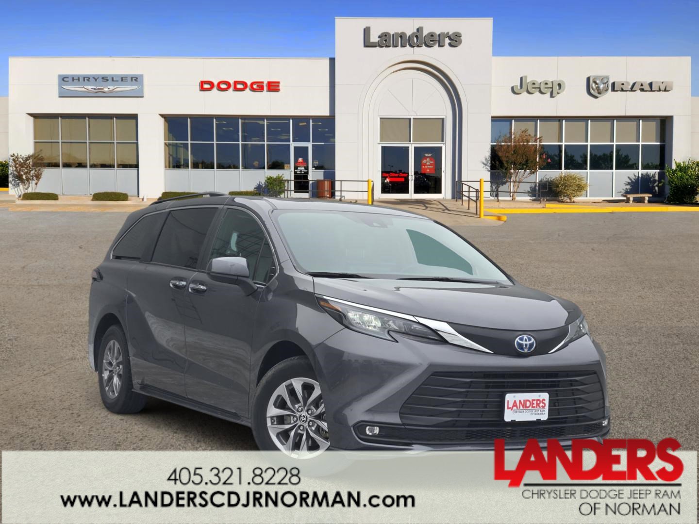 Used 2025 Toyota Sienna XLE image 1