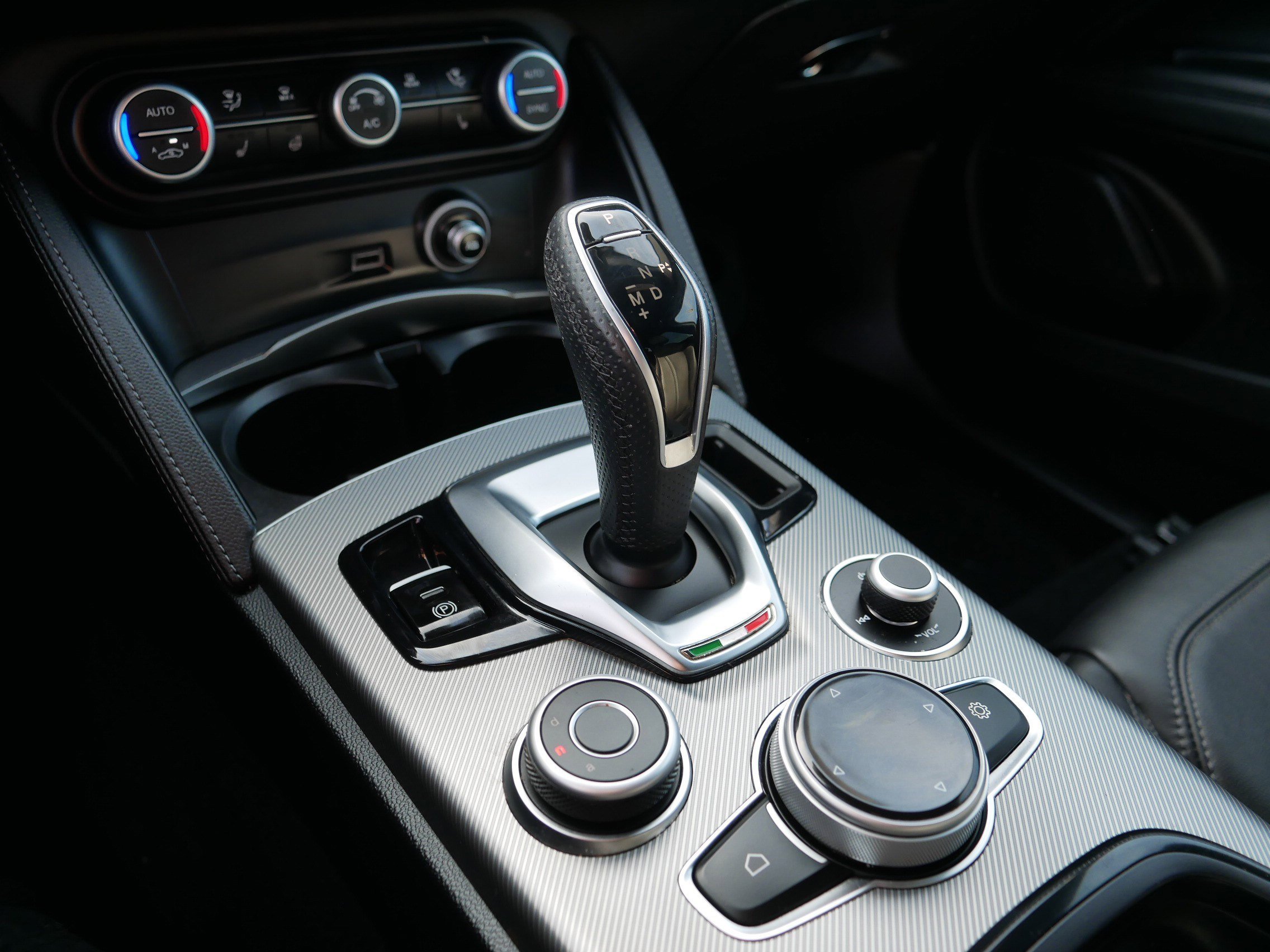 Used 2025 Alfa Romeo Stelvio Sprint w/ Convenience Package image 24