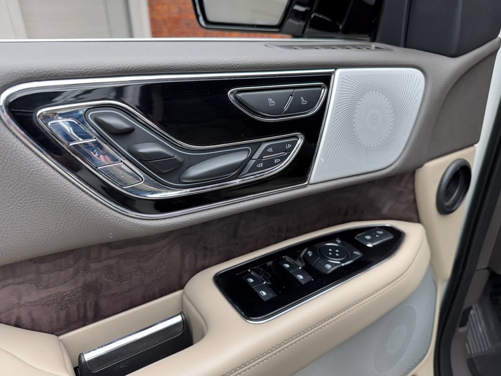 Used 2024 Lincoln Navigator L Reserve AWD/4WD image 12