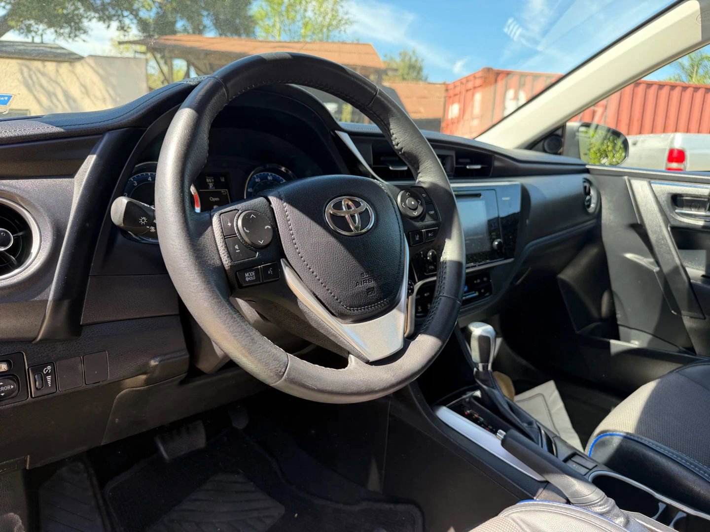 Used 2017 Toyota Corolla SE w/ SE Premium Package FWD image 11