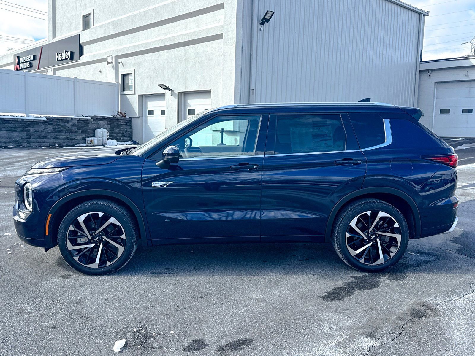 New 2025 Mitsubishi Outlander SEL image 4