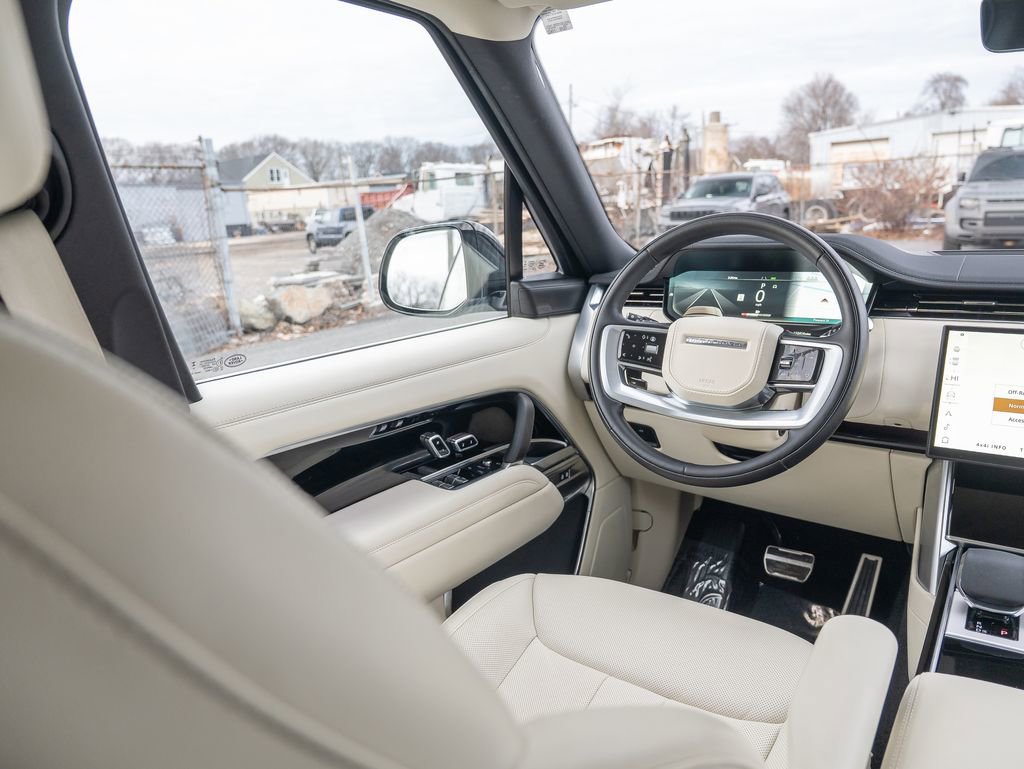 Certified 2025 Land Rover Range Rover SE image 19
