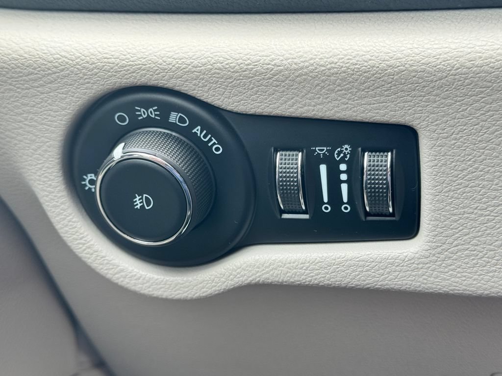 Used 2023 Chrysler Pacifica Touring-L AWD/4WD image 31