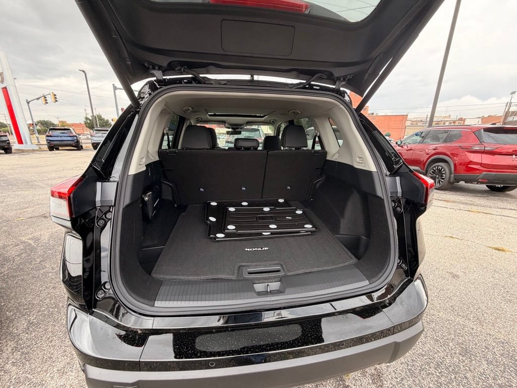 New 2026 Nissan Rogue Dark Armor FWD image 5