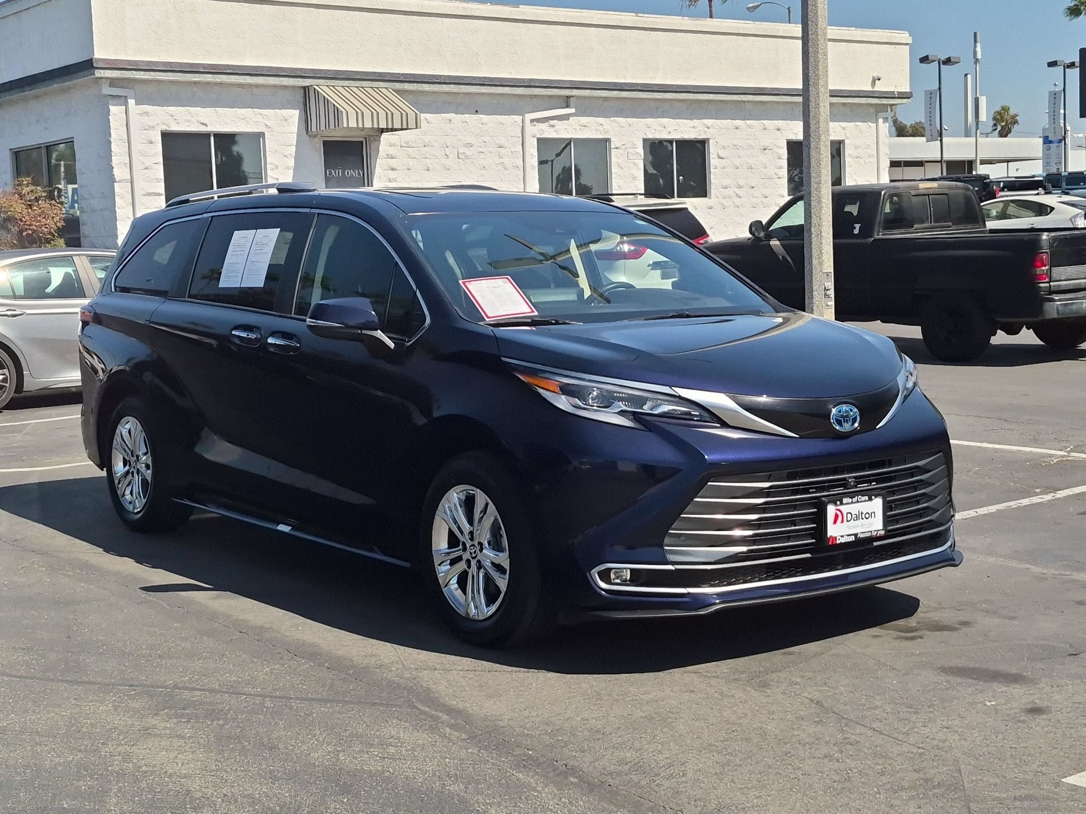 Used 2023 Toyota Sienna Platinum AWD/4WD image 2