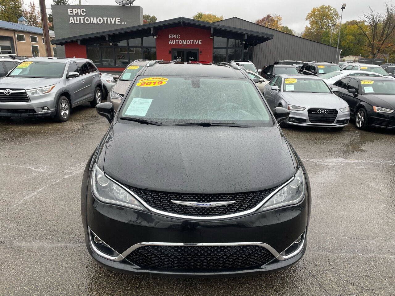 Used 2019 Chrysler Pacifica Touring-L FWD image 12
