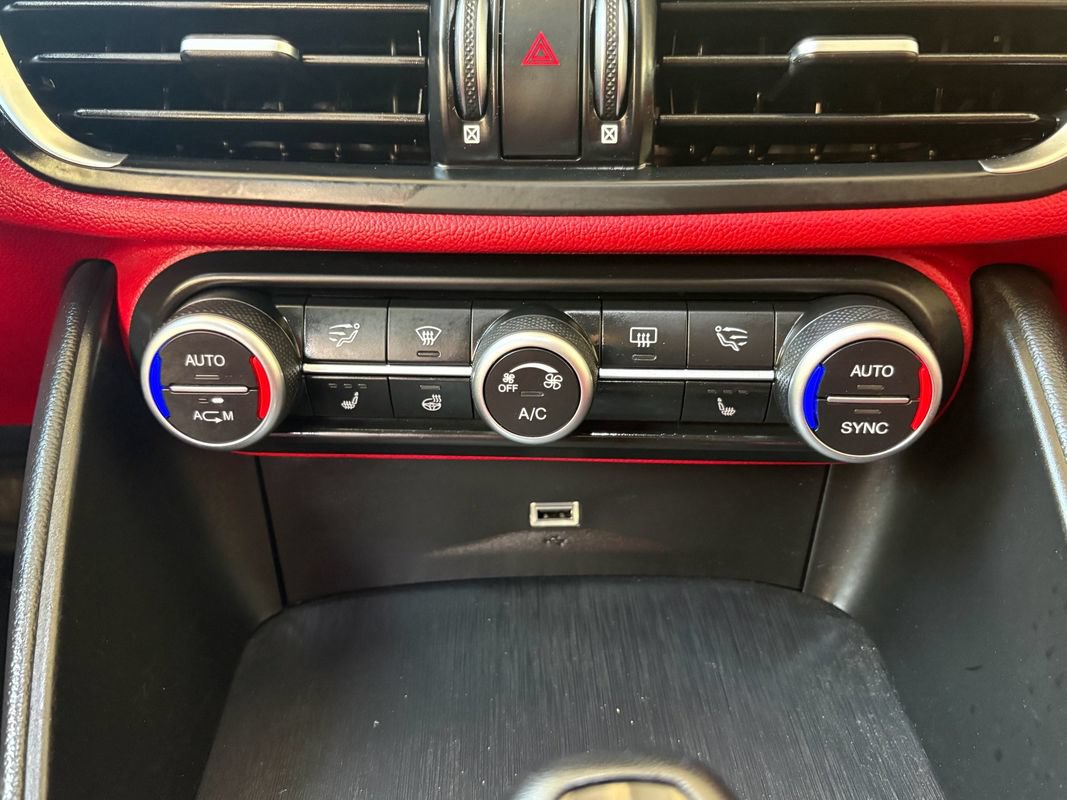 Used 2018 Alfa Romeo Giulia AWD image 13