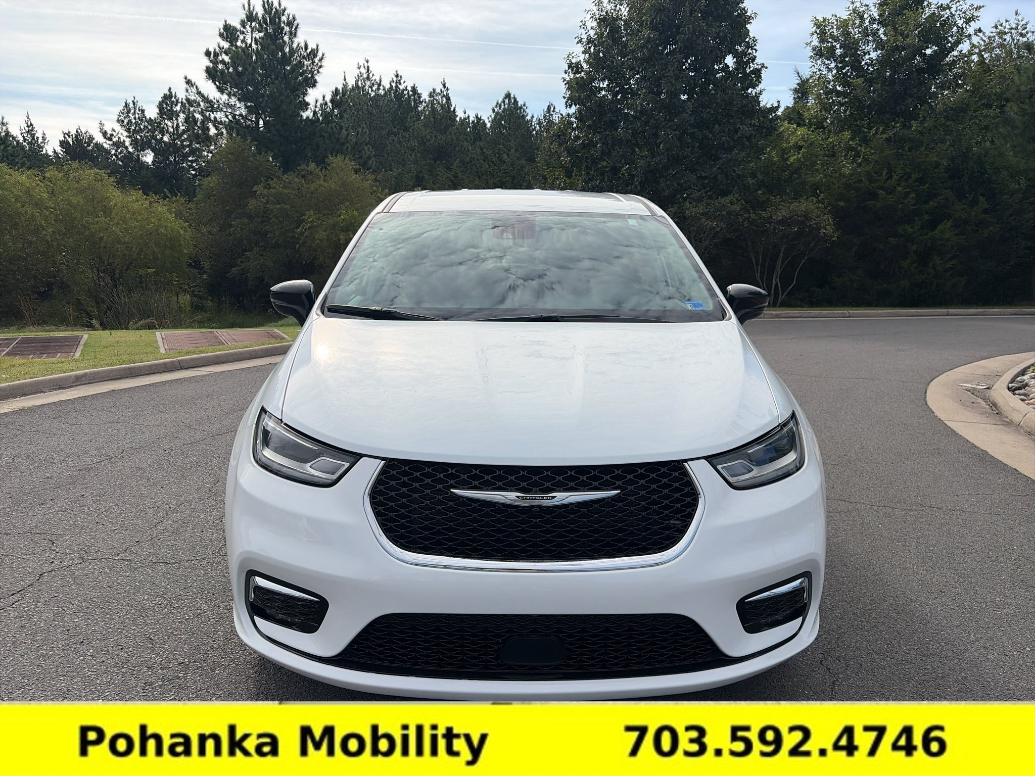 Used 2024 Chrysler Pacifica Touring-L FWD image 2