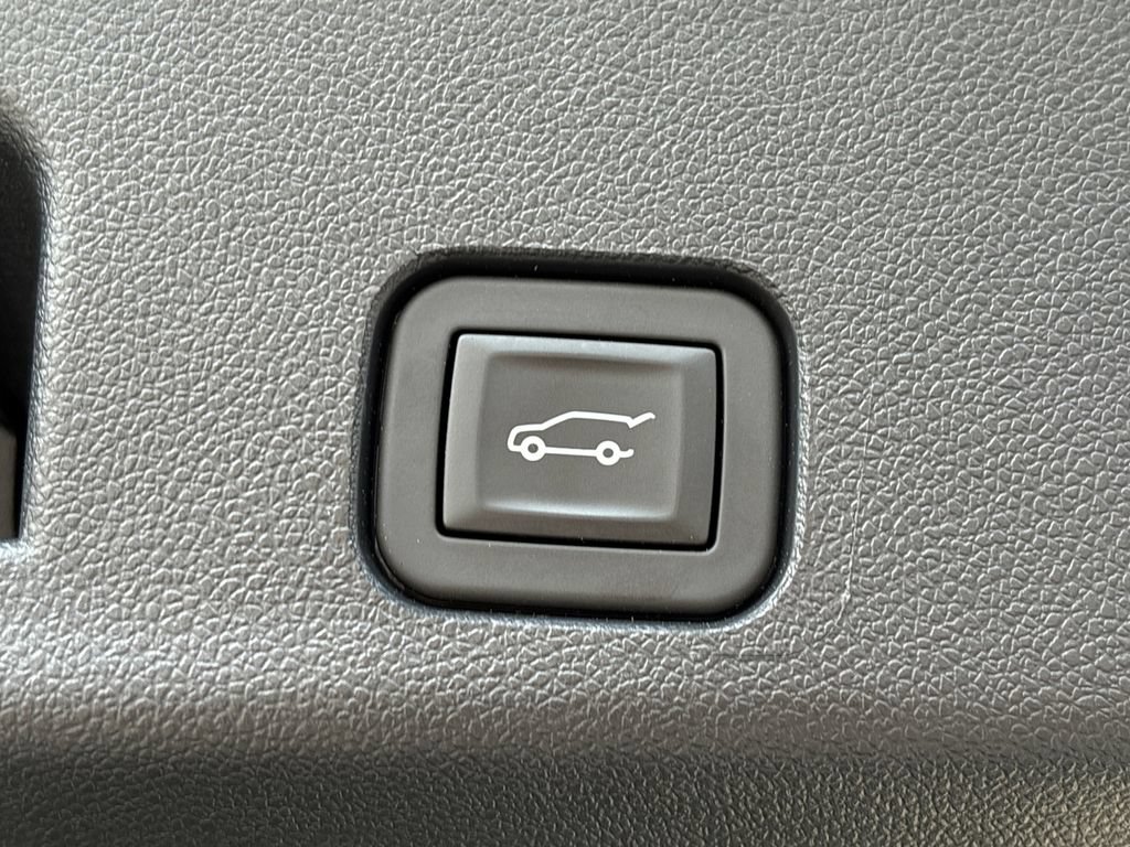 Used 2025 Chevrolet Traverse LT w/ Driver Confidence Package FWD image 31