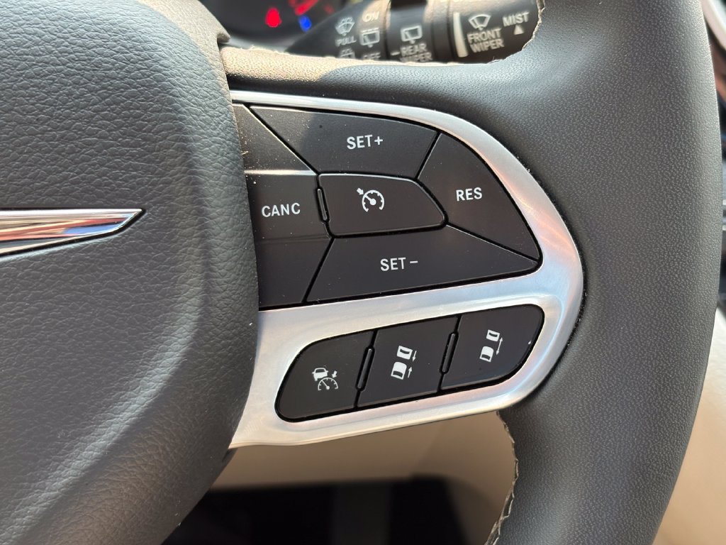 Used 2023 Chrysler Pacifica Touring-L FWD image 41