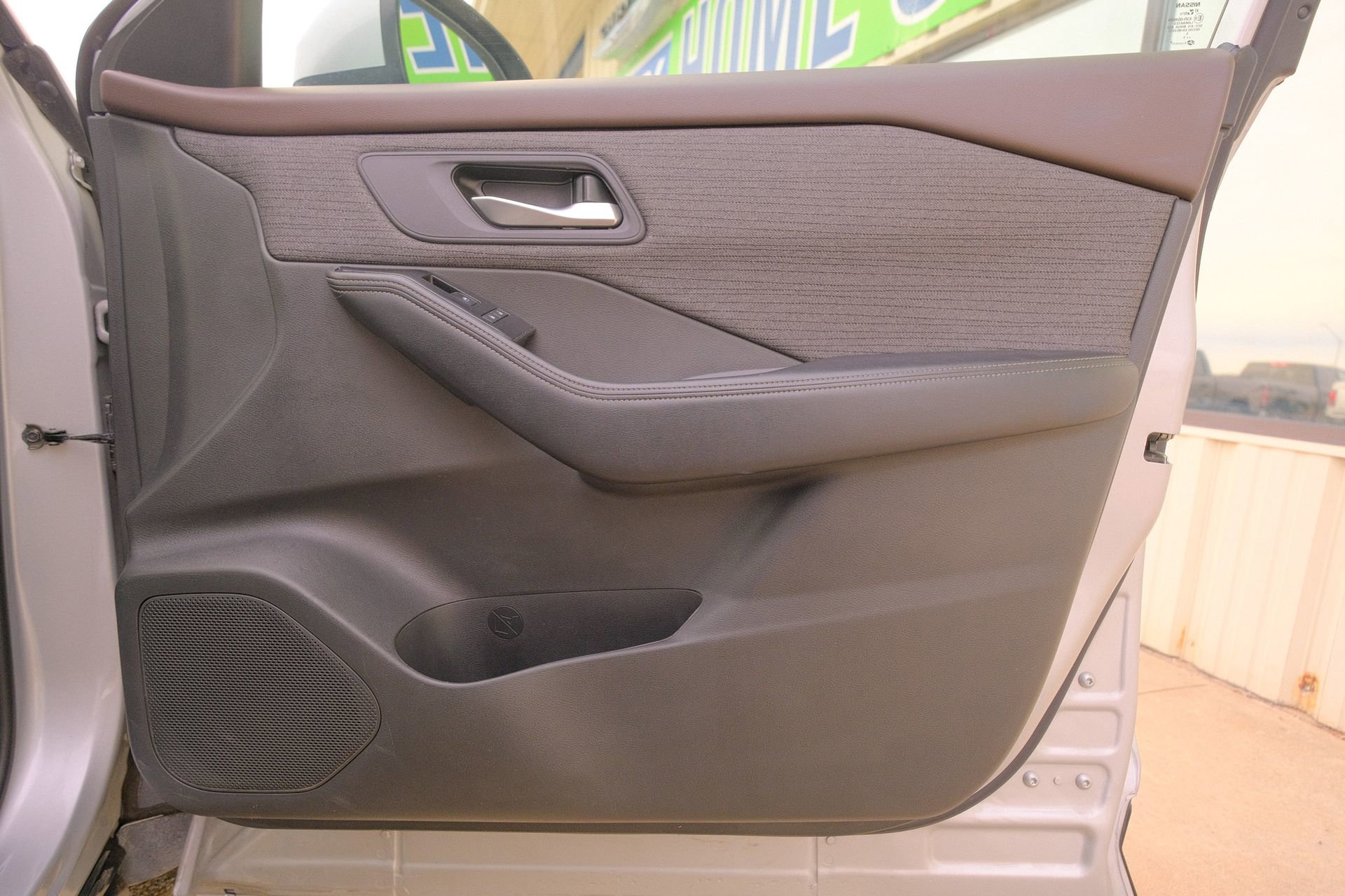 Used 2023 Nissan Rogue SV image 17