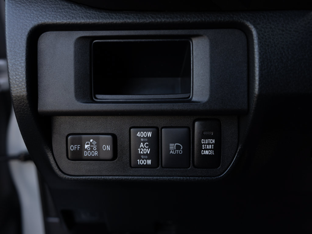 Used 2018 Toyota Tacoma TRD Sport AWD/4WD image 21