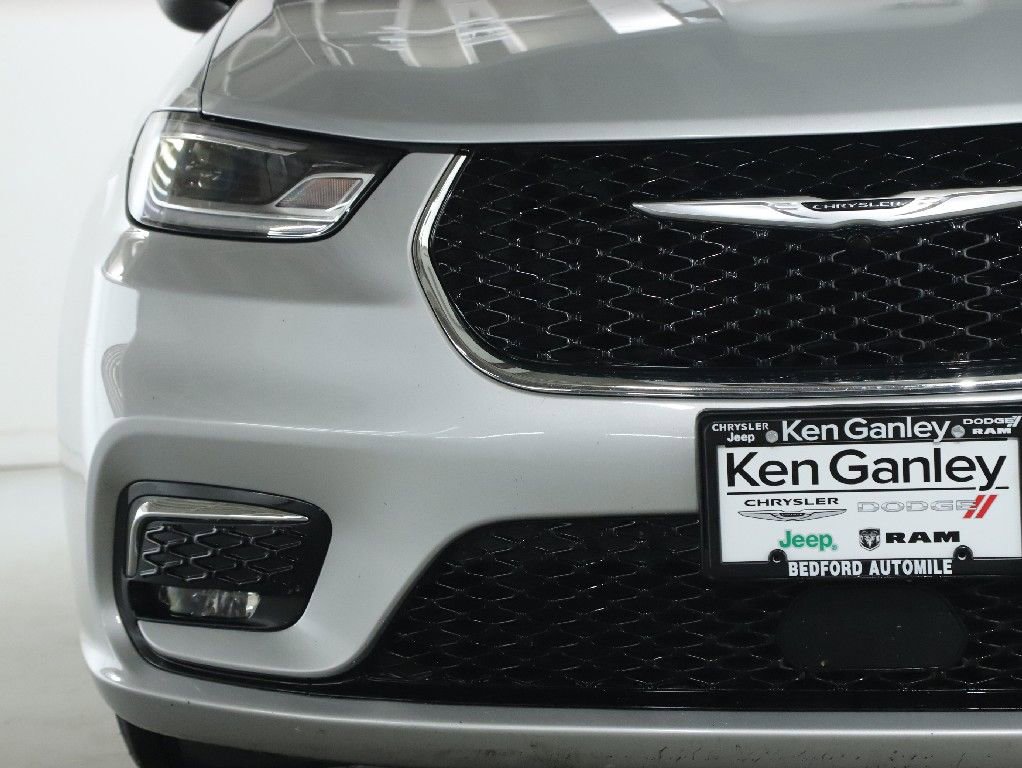 Used 2024 Chrysler Pacifica Touring-L image 6