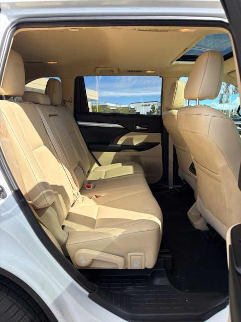 Used 2019 Toyota Highlander XLE w/ Carpet Mat Package (TMS) AWD/4WD image 9