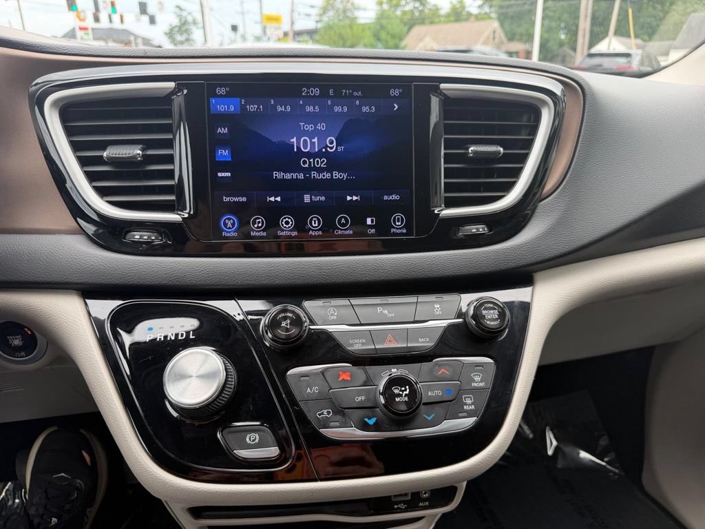 Used 2017 Chrysler Pacifica Touring Plus w/ Tire & Wheel Group FWD image 30