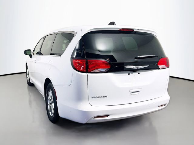 Used 2022 Chrysler Voyager LX image 7