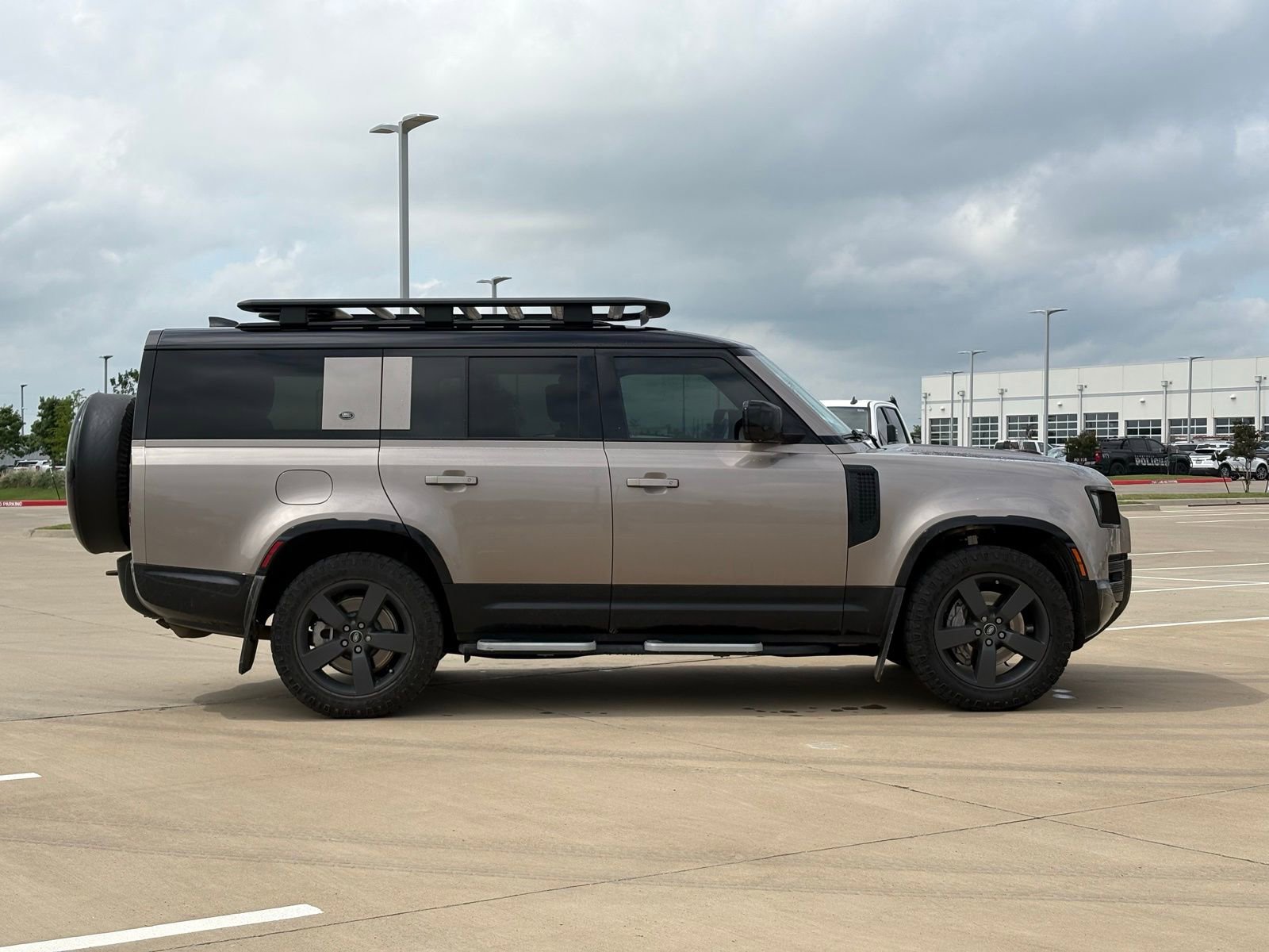 Used 2023 Land Rover Defender 130 X-Dynamic SE AWD/4WD image 8