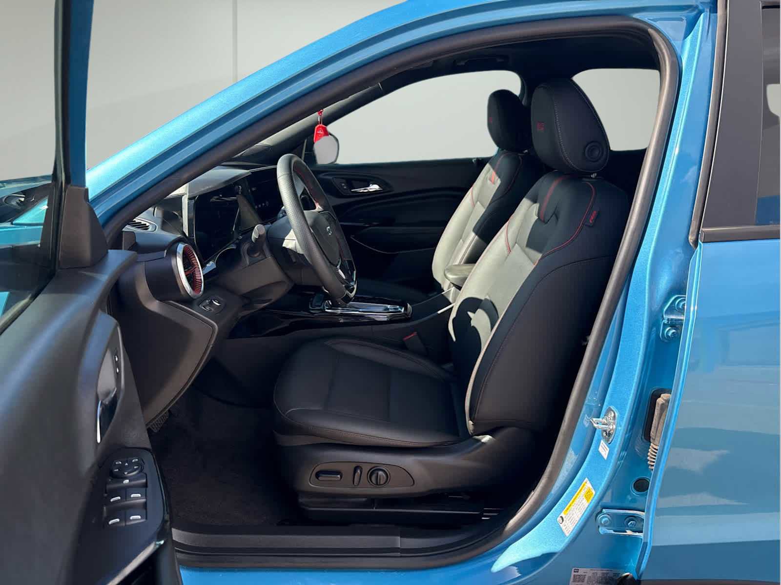 Used 2025 Chevrolet Trax RS w/ Sunroof Package FWD image 10