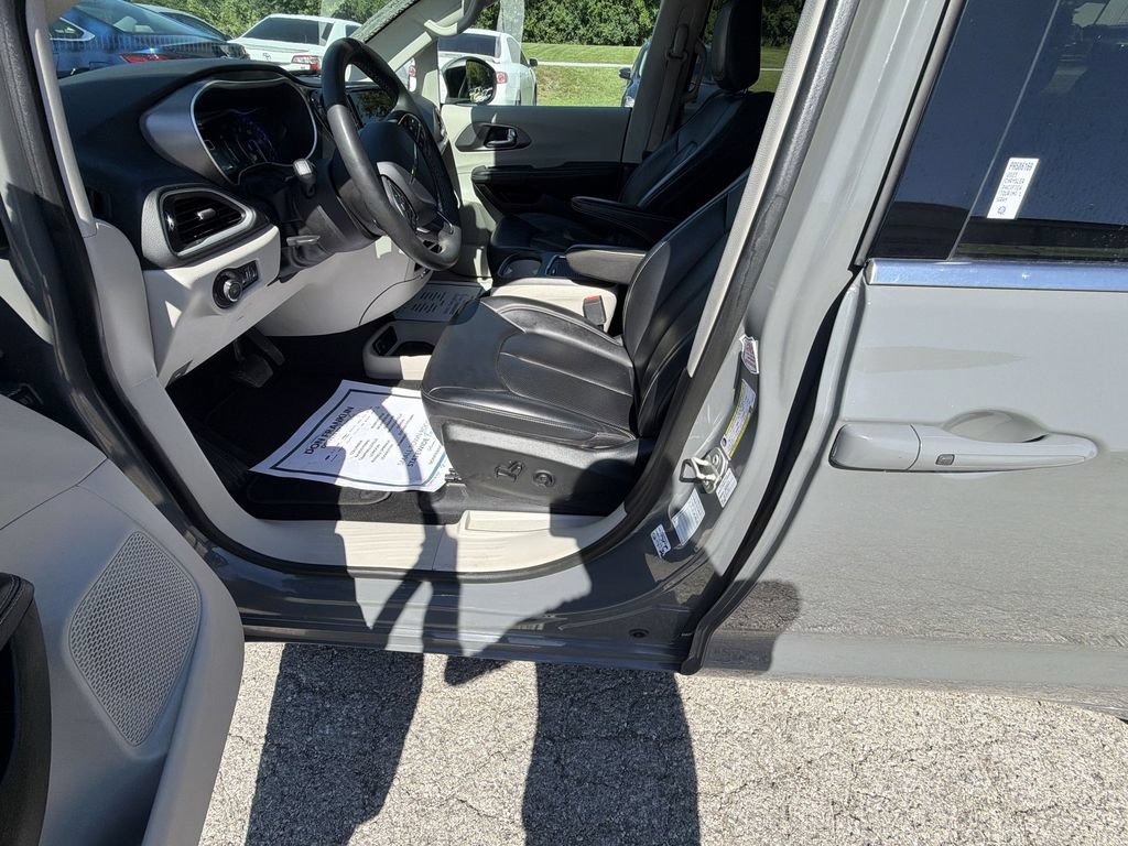 Used 2023 Chrysler Pacifica Touring-L FWD image 12