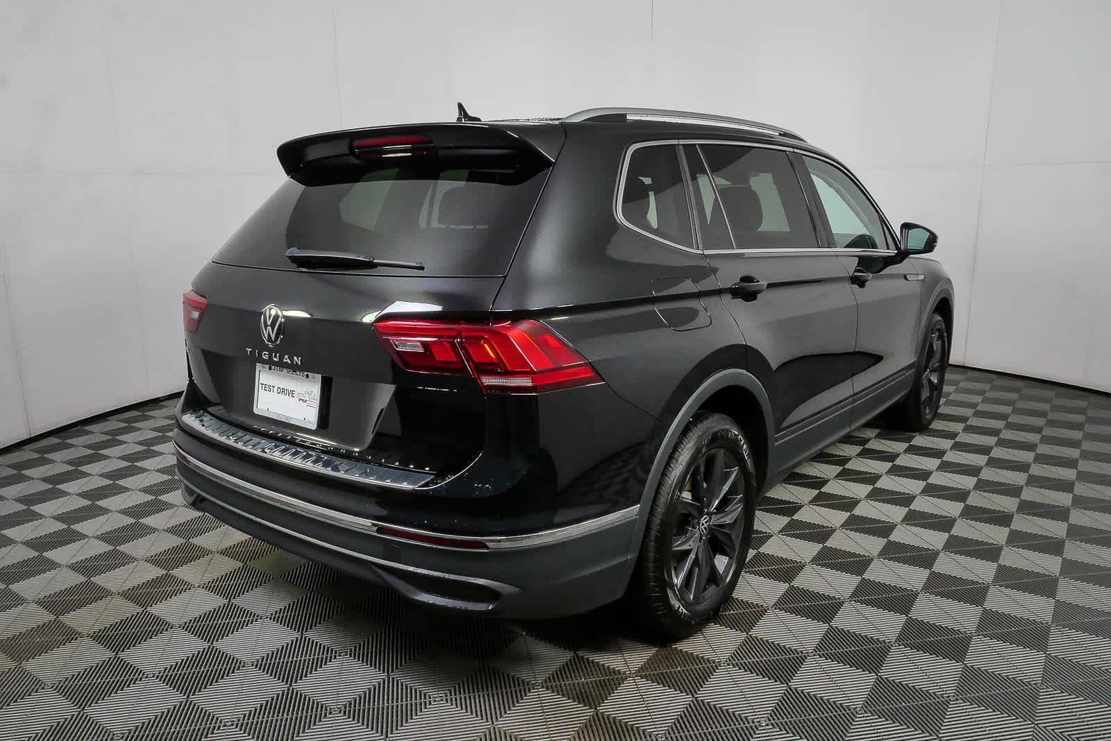 Certified 2024 Volkswagen Tiguan SE FWD image 3