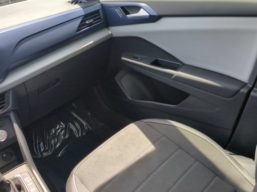 Certified 2022 Volkswagen Taos SE FWD image 15