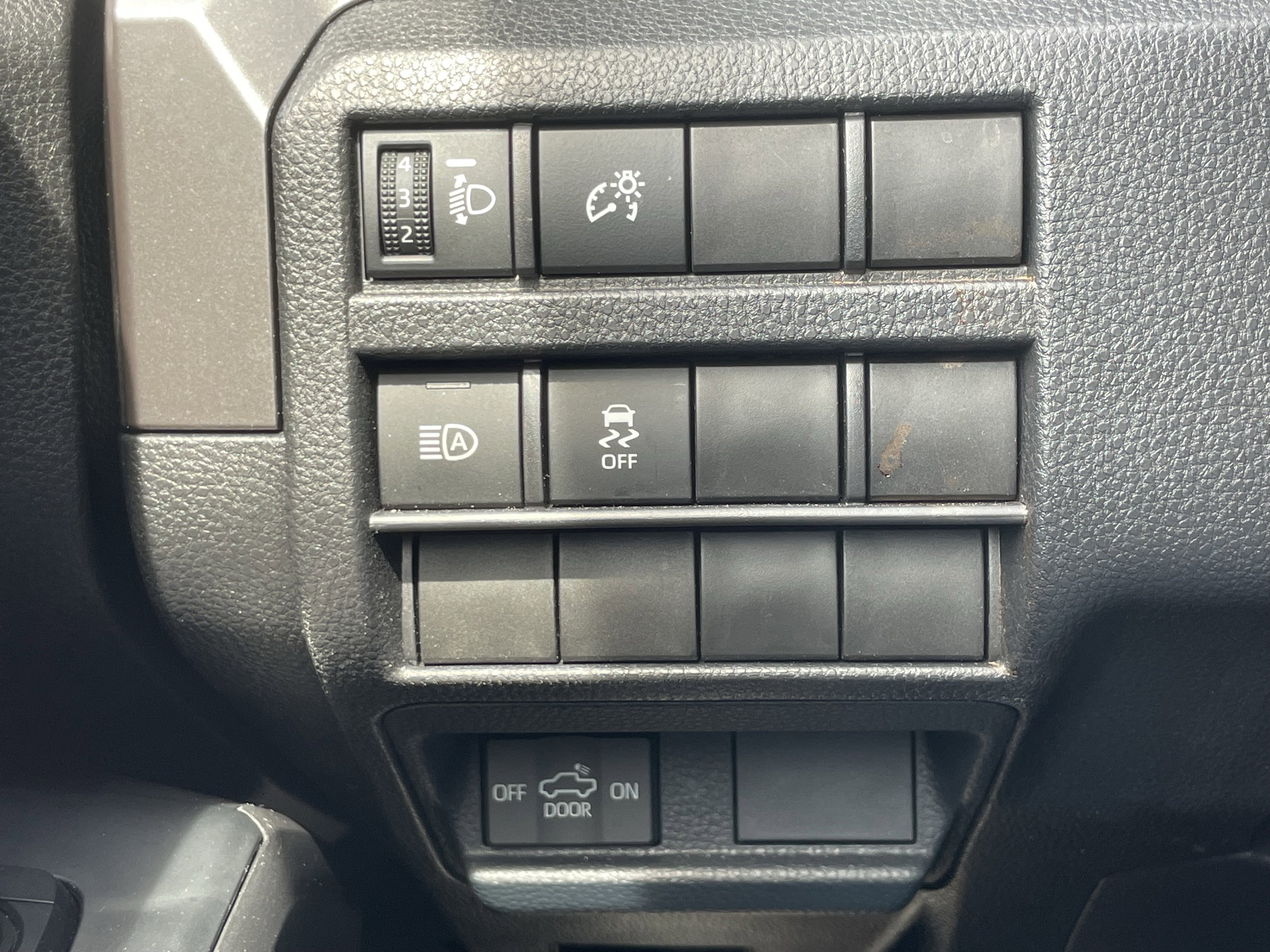 Used 2025 Toyota Tacoma SR5 AWD/4WD image 30