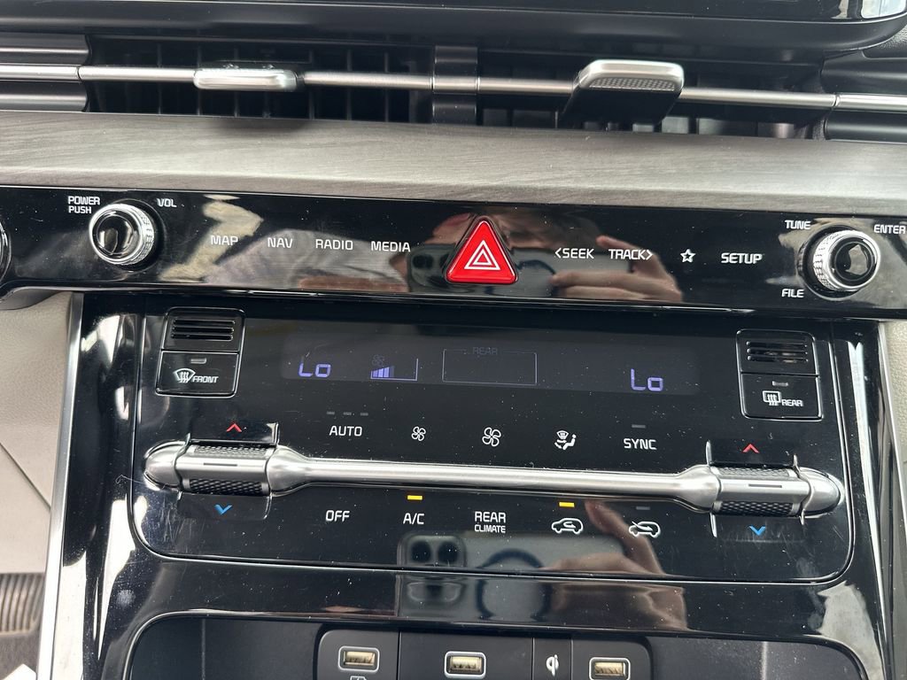Used 2024 Kia Carnival EX FWD image 25