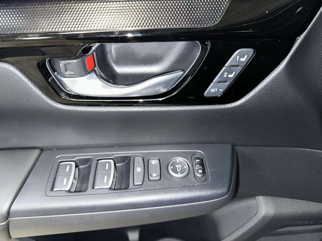 Used 2025 Honda CR-V Sport Touring image 4