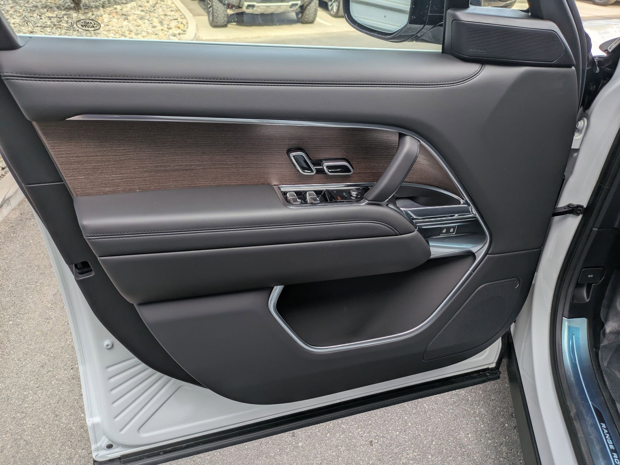New 2025 Land Rover Range Rover SE image 9