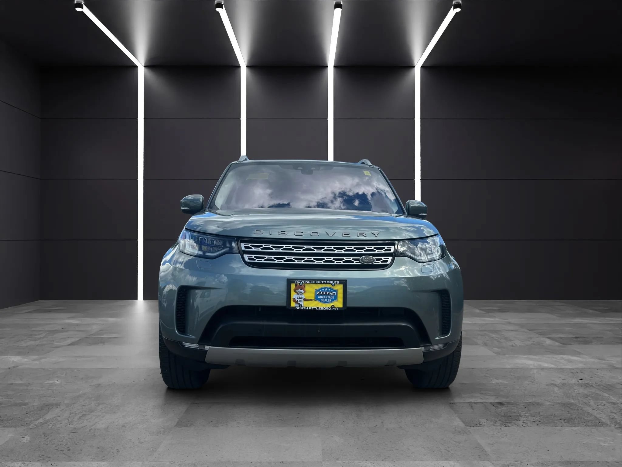 Used 2017 Land Rover Discovery HSE AWD/4WD image 2