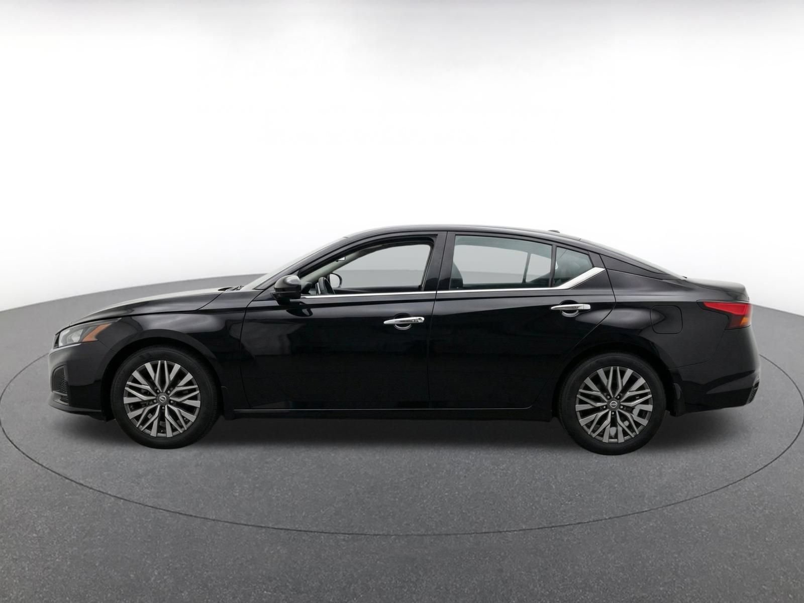 Used 2025 Nissan Altima 2.5 SV FWD image 4