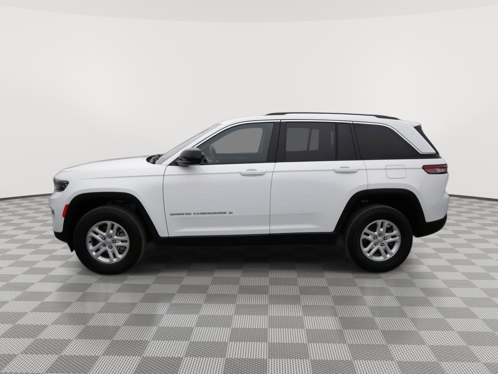 Used 2023 Jeep Grand Cherokee Laredo image 8