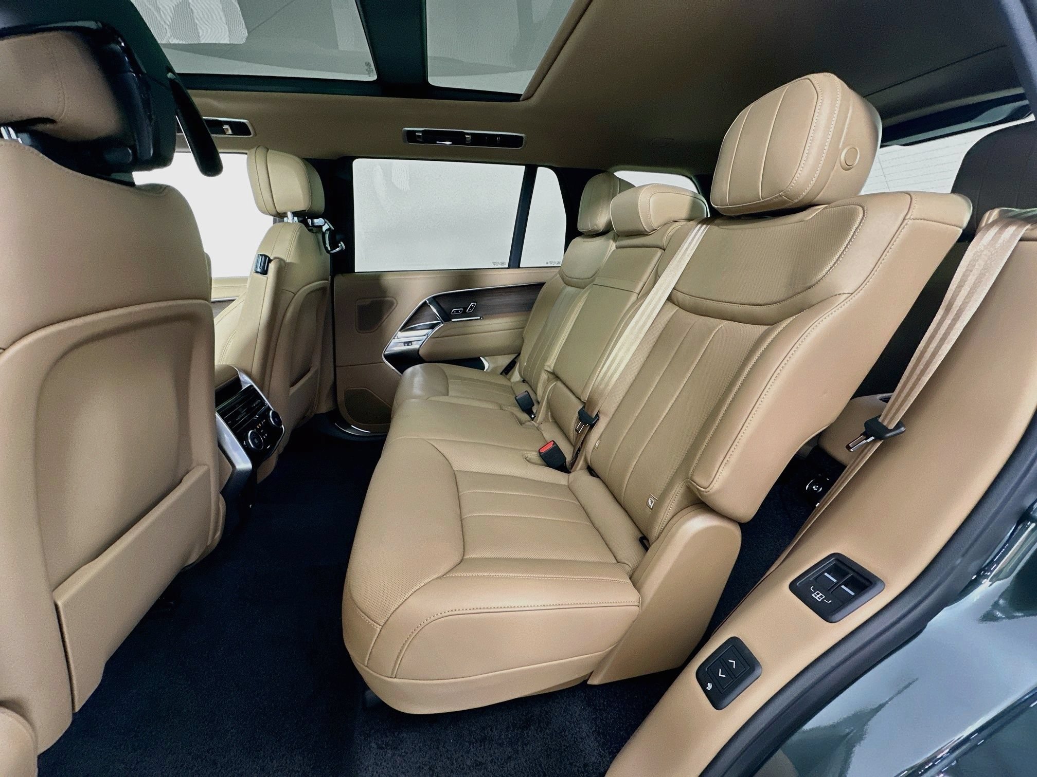 New 2027 Land Rover Range Rover Long Wheelbase SE AWD/4WD image 22
