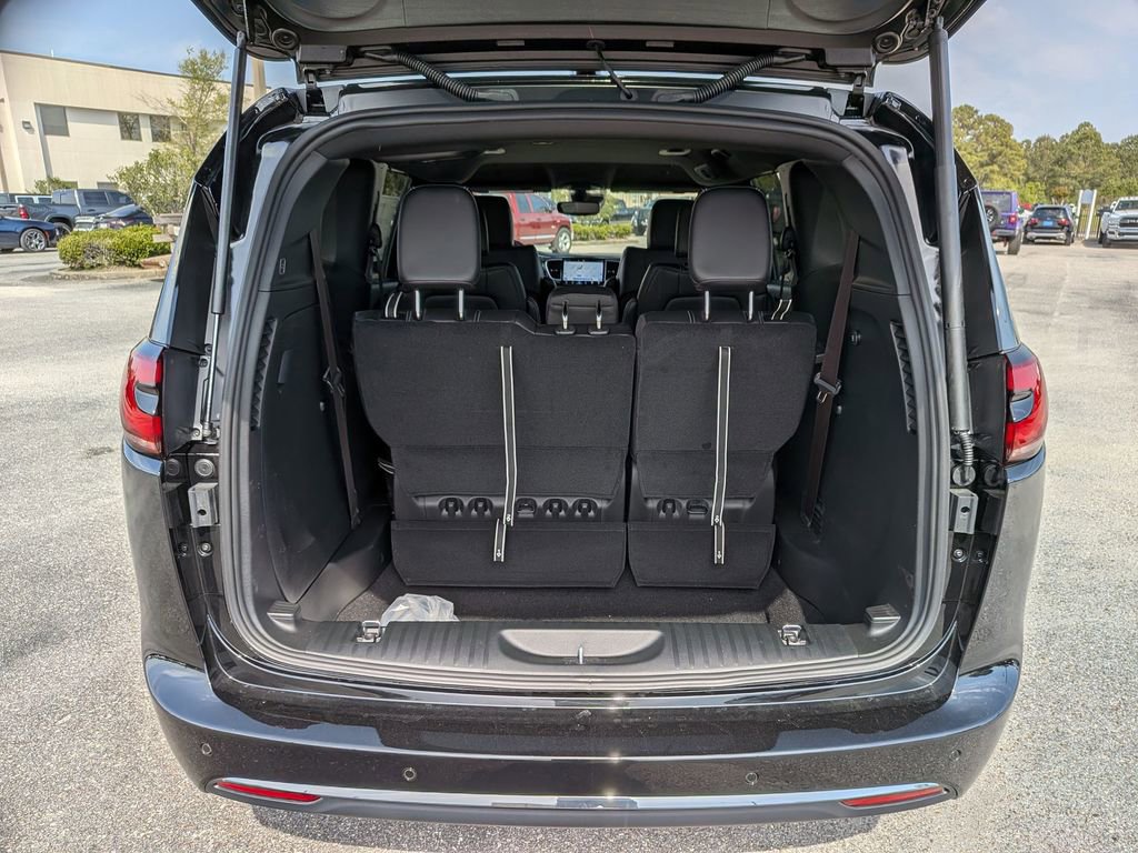 New 2026 Chrysler Pacifica Select image 34