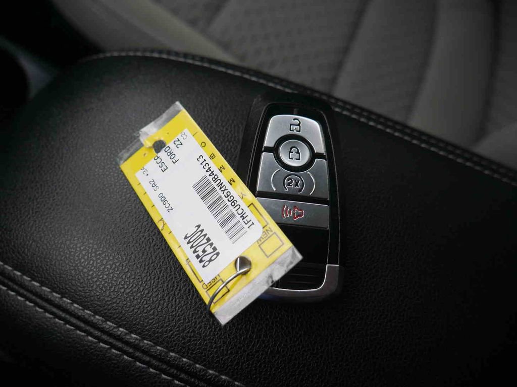 Used 2022 Ford Escape SE w/ SE Sport Appearance Package image 24